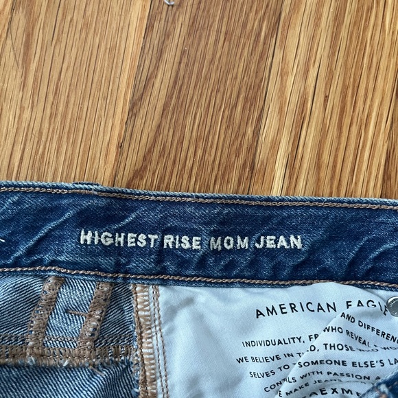 American Eagle High Rise Mom Jean - Picture 4 of 5